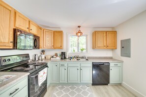 Interior - Woodsy Pittston Retreat Near Kennebec River! (Gardiner)