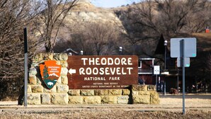 Skilt for Theodore Roosevelt Nationalpark med en piletavle.