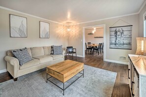 TV, fireplace - Wilmington Vacation Home Near Masonboro Inlet (Wilmington)