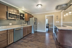 Microwave, oven, stovetop, dishwasher - Wilmington Vacation Home Near Masonboro Inlet (Wilmington)