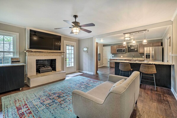 TV, fireplace - Wilmington Vacation Home Near Masonboro Inlet (Wilmington)