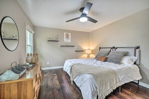 4 bedrooms, bed sheets - Wilmington Vacation Home Near Masonboro Inlet (Wilmington)