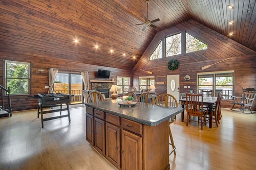 Wisconsin Cabin w/ Private Hot Tub & Deck