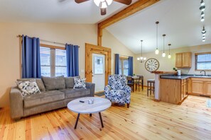 House (3 Bedrooms) | Interior