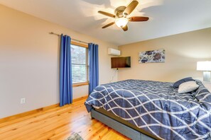 Interior - Waynesville Cabin Rental w/ Mountain Views (Waynesville)