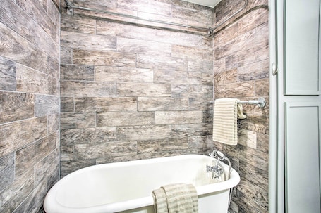House (3 Bedrooms) | Interior. Woodward Home Near Crystal Beach Water Park!