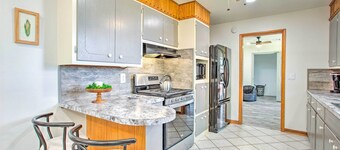 Woodward Home Near Crystal Beach Water Park!