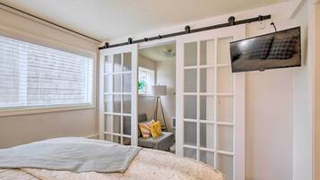 Apartment (1 Bedroom) | 1 bedroom, desk, laptop workspace, free cots/infant beds