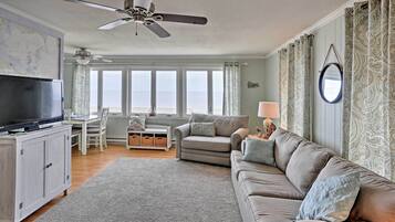 House (2 Bedrooms) | Ruang tamu | TV, pemain DVD