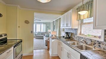 House (2 Bedrooms) | Dapur peribadi | Ketuhar gelombang mikro, ketuhar, dapur, mesin basuh pinggan mangkuk