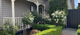 BLACKSMITHS LANE 2 BEDROOM
Gorgeous ultra clean 2 Bedroom/2 Bathroom cottage. 