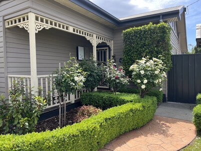 BLACKSMITHS LANE 2 BEDROOM
Gorgeous ultra clean 2 Bedroom/2 Bathroom cottage.