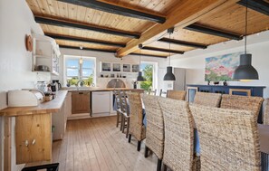 Jääkaappi, liesi, astianpesukone, kahvin-/teenkeitin