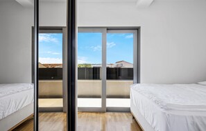 3 bedrooms, iron/ironing board, free WiFi, bed sheets - 3 bedroom amazing apartment in Vodice (Vodice)
