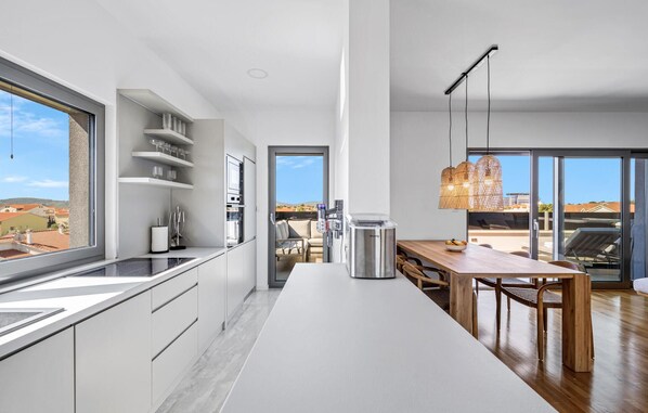 Kühlschrank, Ofen, Geschirrspüler, Wasserkocher mit Kaffee-/Teezubehör