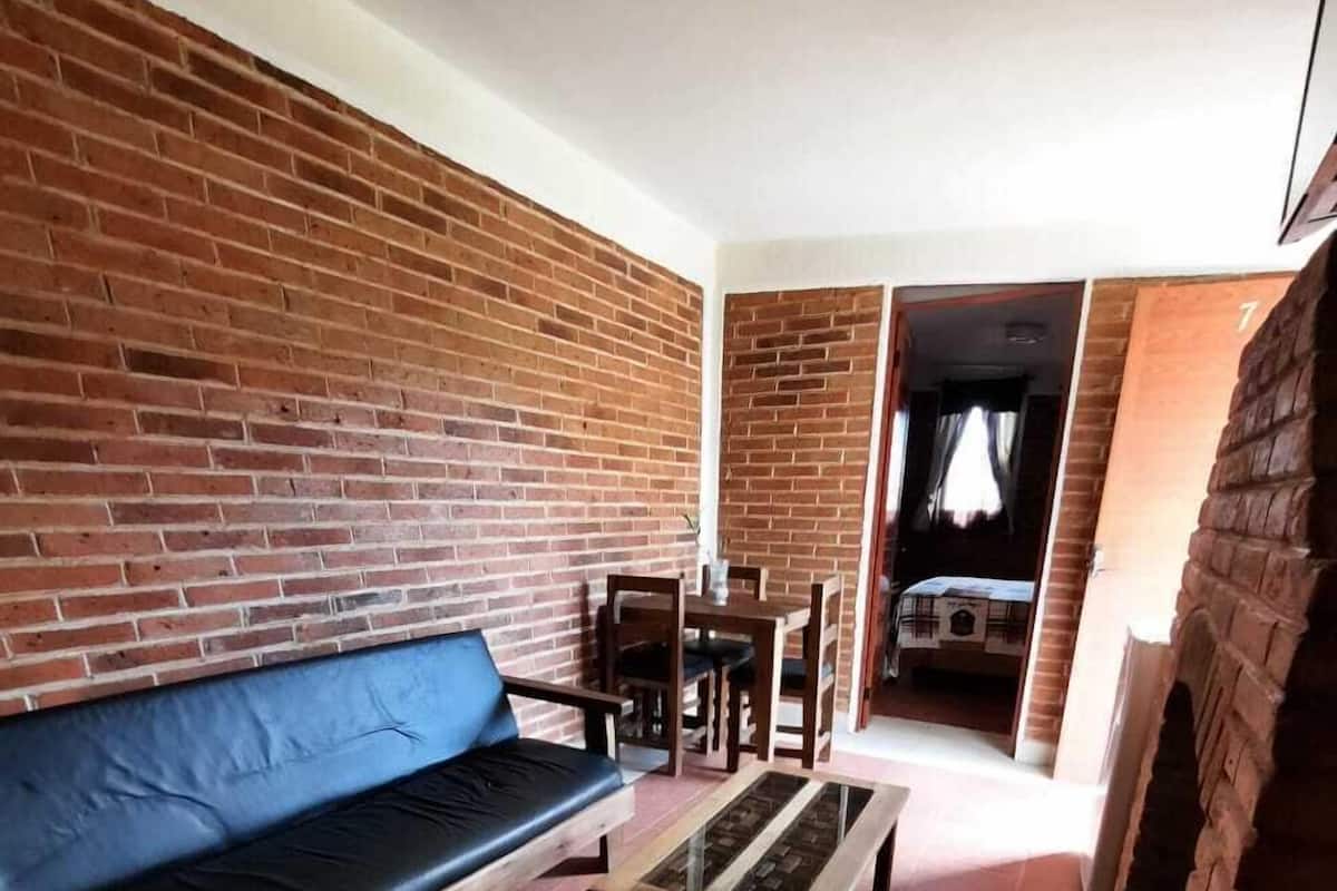 Cabana família, 2 quartos, lareira, no jardim | Ferros/tábuas de passar roupa, Wi-Fi de cortesia, roupa de cama