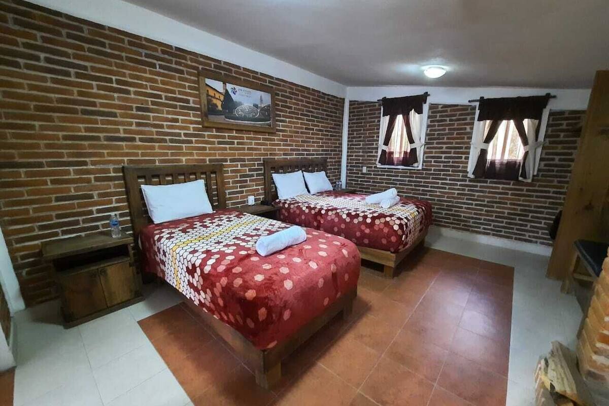 Cabana, 1 quarto, lareira, no jardim | Ferros/tábuas de passar roupa, Wi-Fi de cortesia, roupa de cama