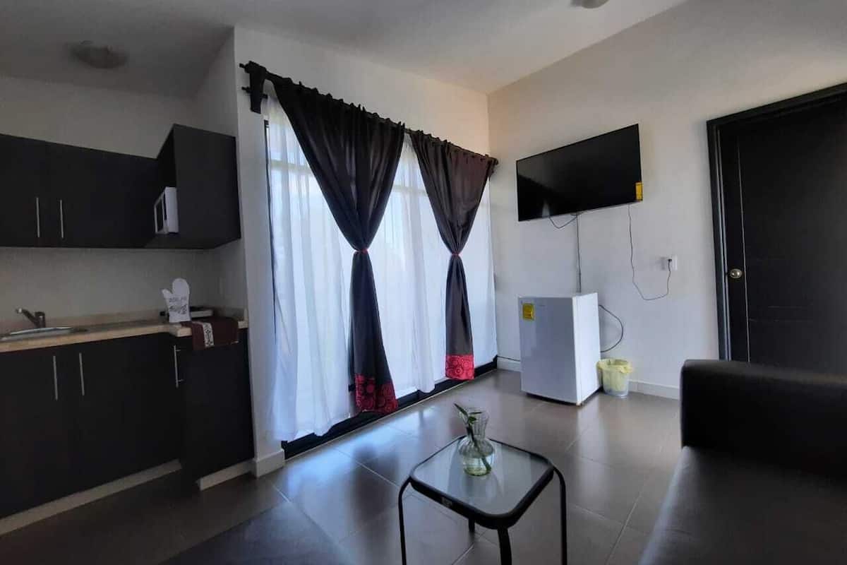 Suíte, 2 quartos, sacada, em edifício anexo | Ferros/tábuas de passar roupa, Wi-Fi de cortesia, roupa de cama