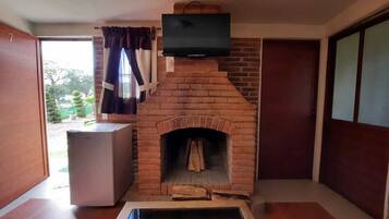 Cabaña familiar, 2 habitaciones, chimenea, en el área del jardín | Tabla de planchar con plancha, wifi gratis y ropa de cama