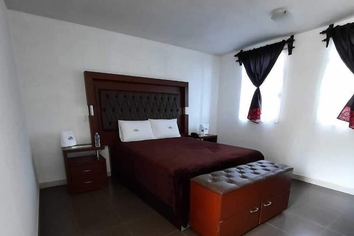 Suite, 1 cama Queen size, en edificio contiguo | 2 habitaciones, tabla de planchar con plancha y wifi gratis