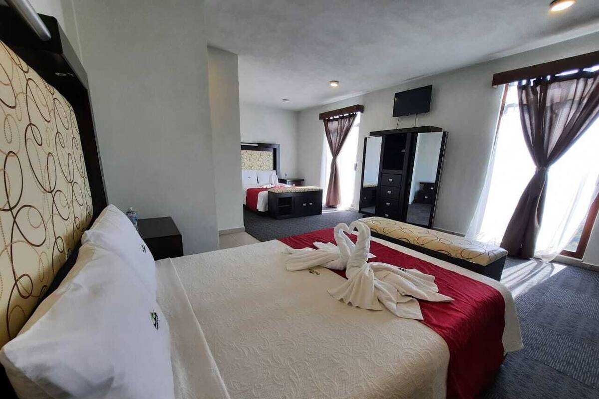 Quarto quádruplo, 2 camas Queen | Ferros/tábuas de passar roupa, Wi-Fi de cortesia, roupa de cama