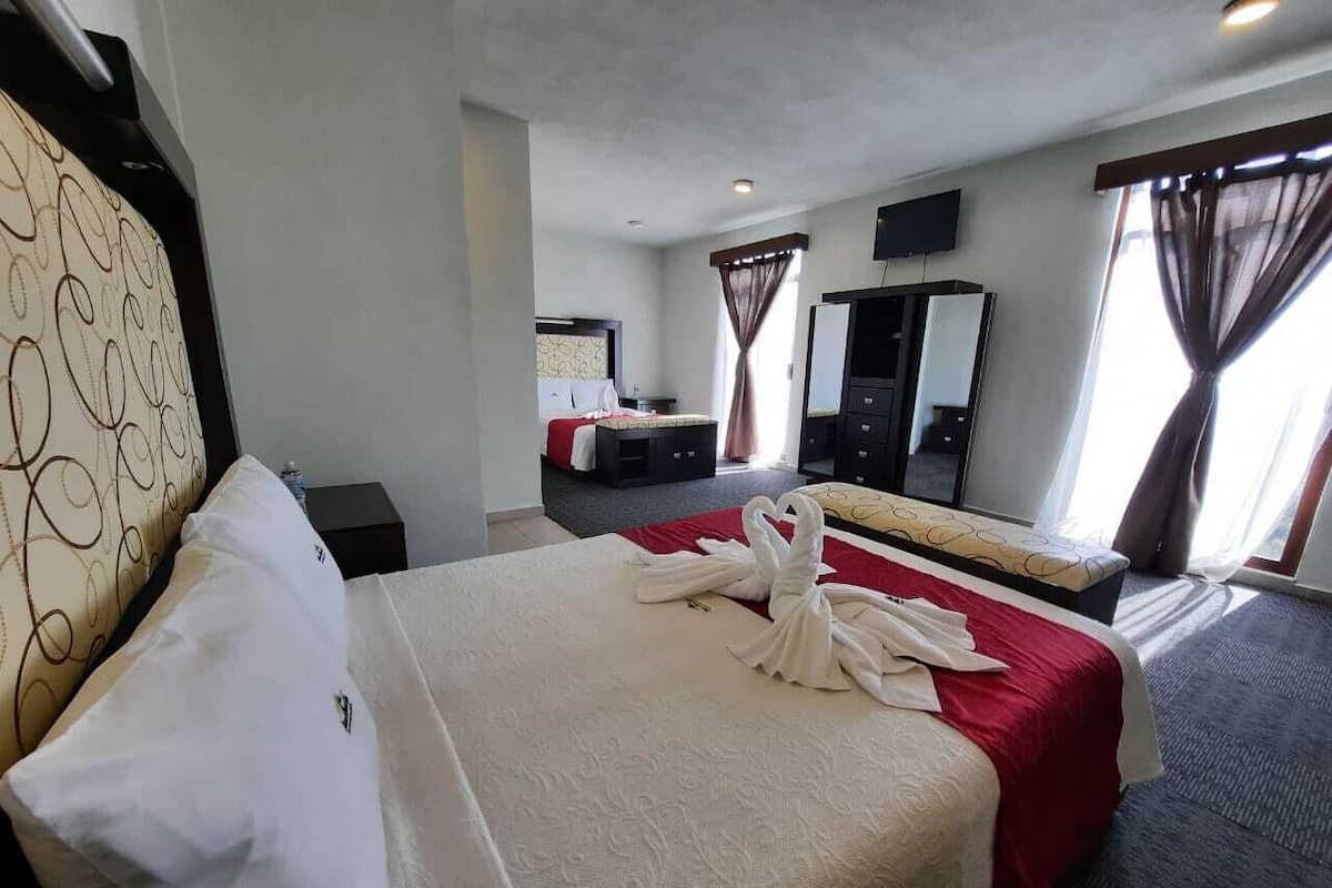 Habitación cuádruple, 2 camas Queen size | 2 habitaciones, tabla de planchar con plancha y wifi gratis
