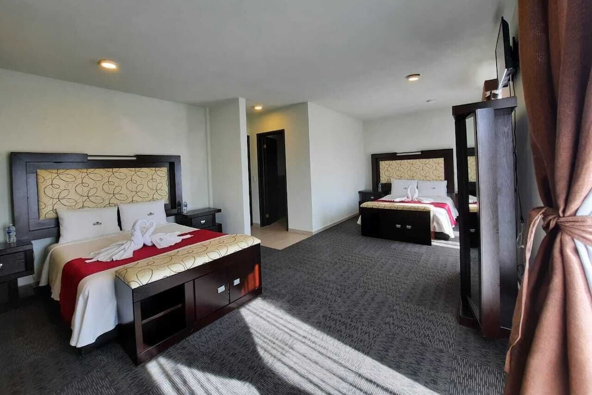 Quarto quádruplo, 2 camas Queen, vista para a cidade | Ferros/tábuas de passar roupa, Wi-Fi de cortesia, roupa de cama