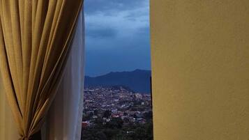 Habitación doble, 1 cama Queen size, vista a la ciudad | Tabla de planchar con plancha, wifi gratis y ropa de cama