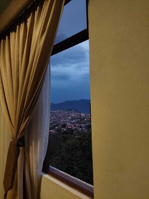 Habitación doble, 1 cama de matrimonio, vistas a la ciudad | Tabla de planchar con plancha, wifi gratis, ropa de cama