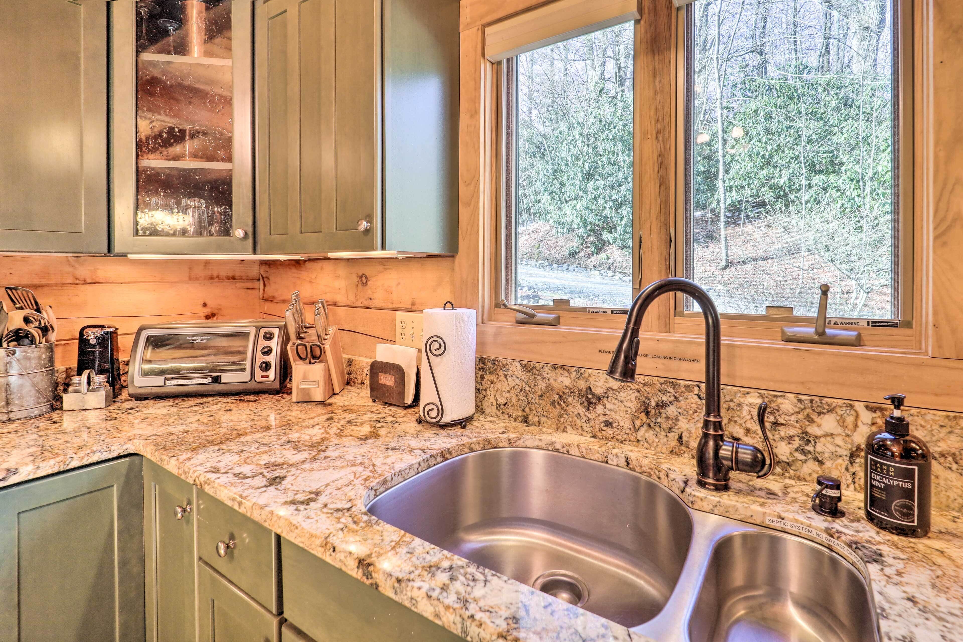 Rocky Creek Cabin With Hot Tub, Creek Views!