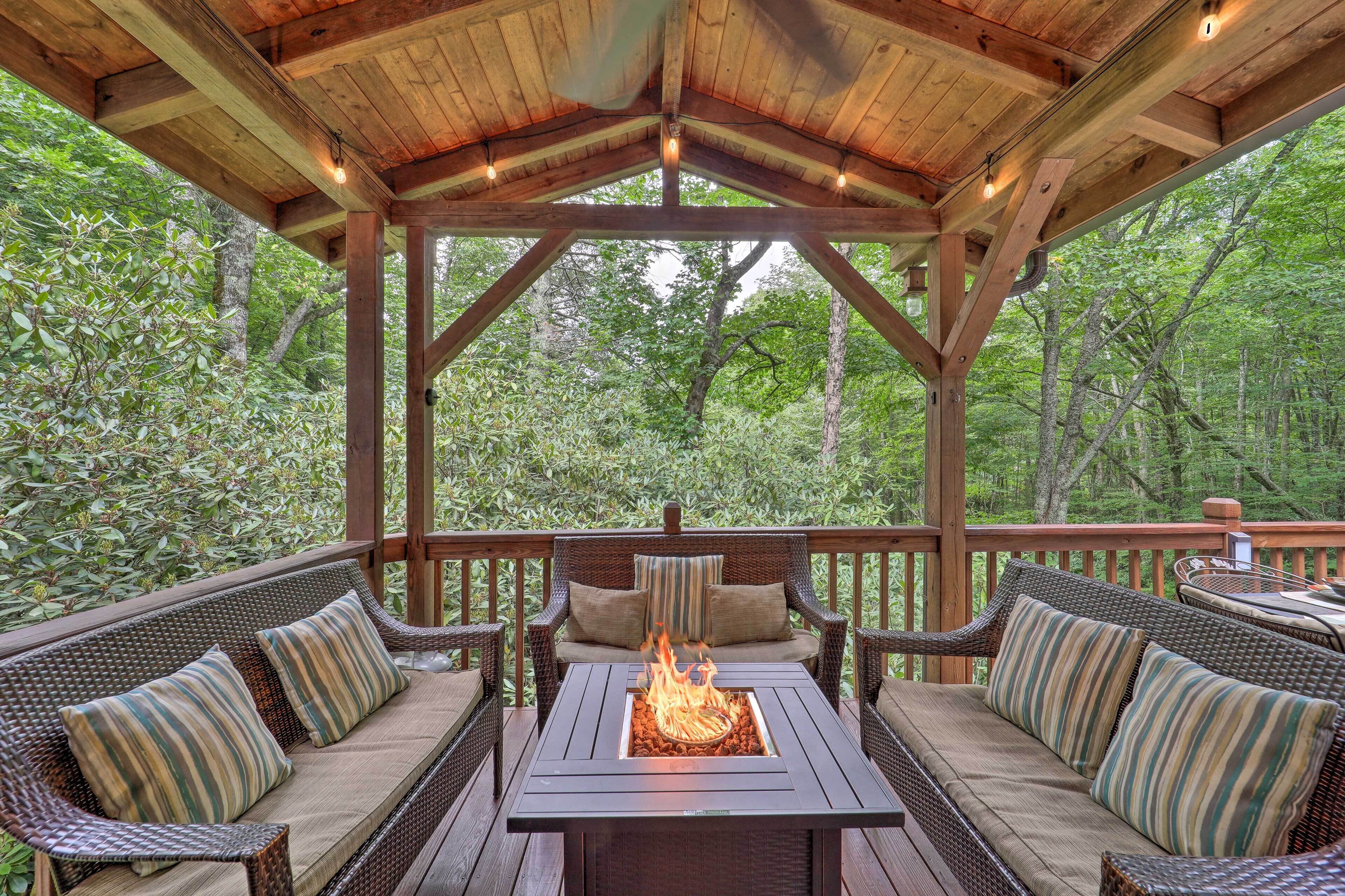 Rocky Creek Cabin With Hot Tub, Creek Views!