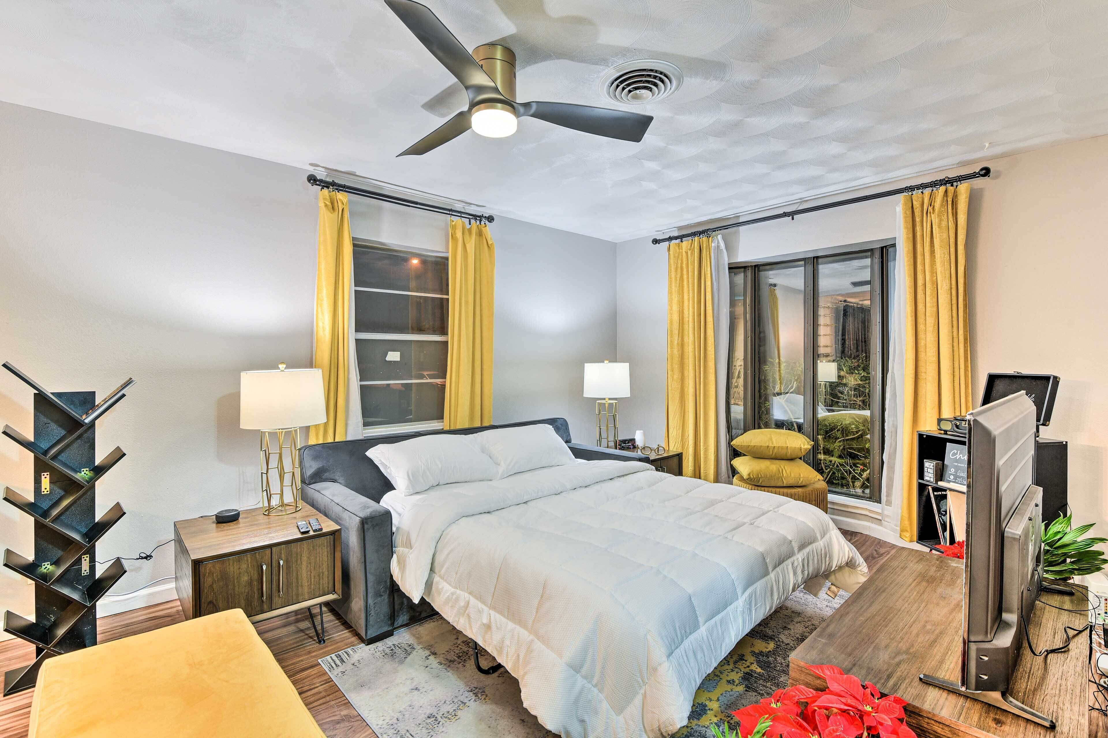 Chic Dallas Home ~ 9 Mi to Downtown