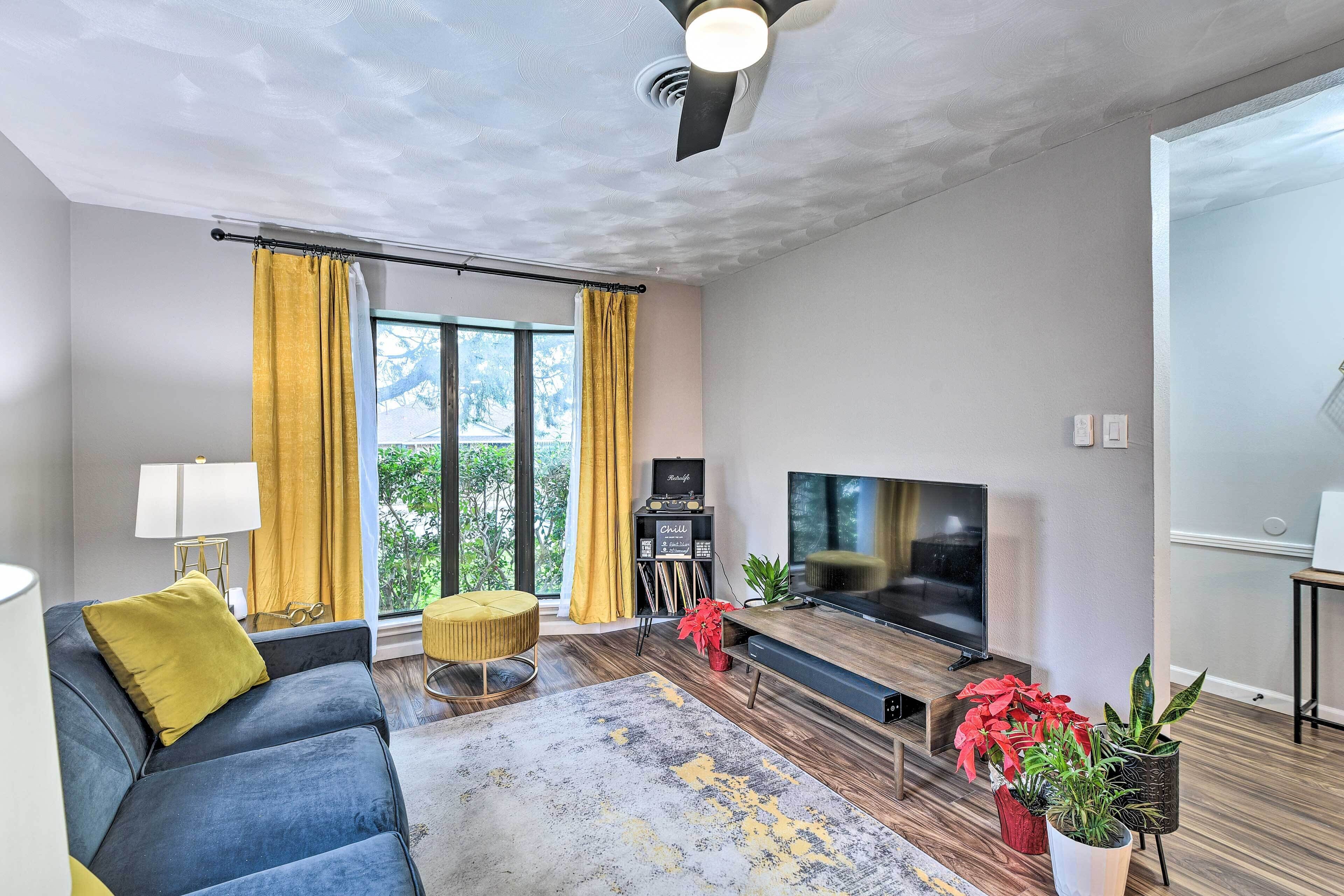 Chic Dallas Home ~ 9 Mi to Downtown