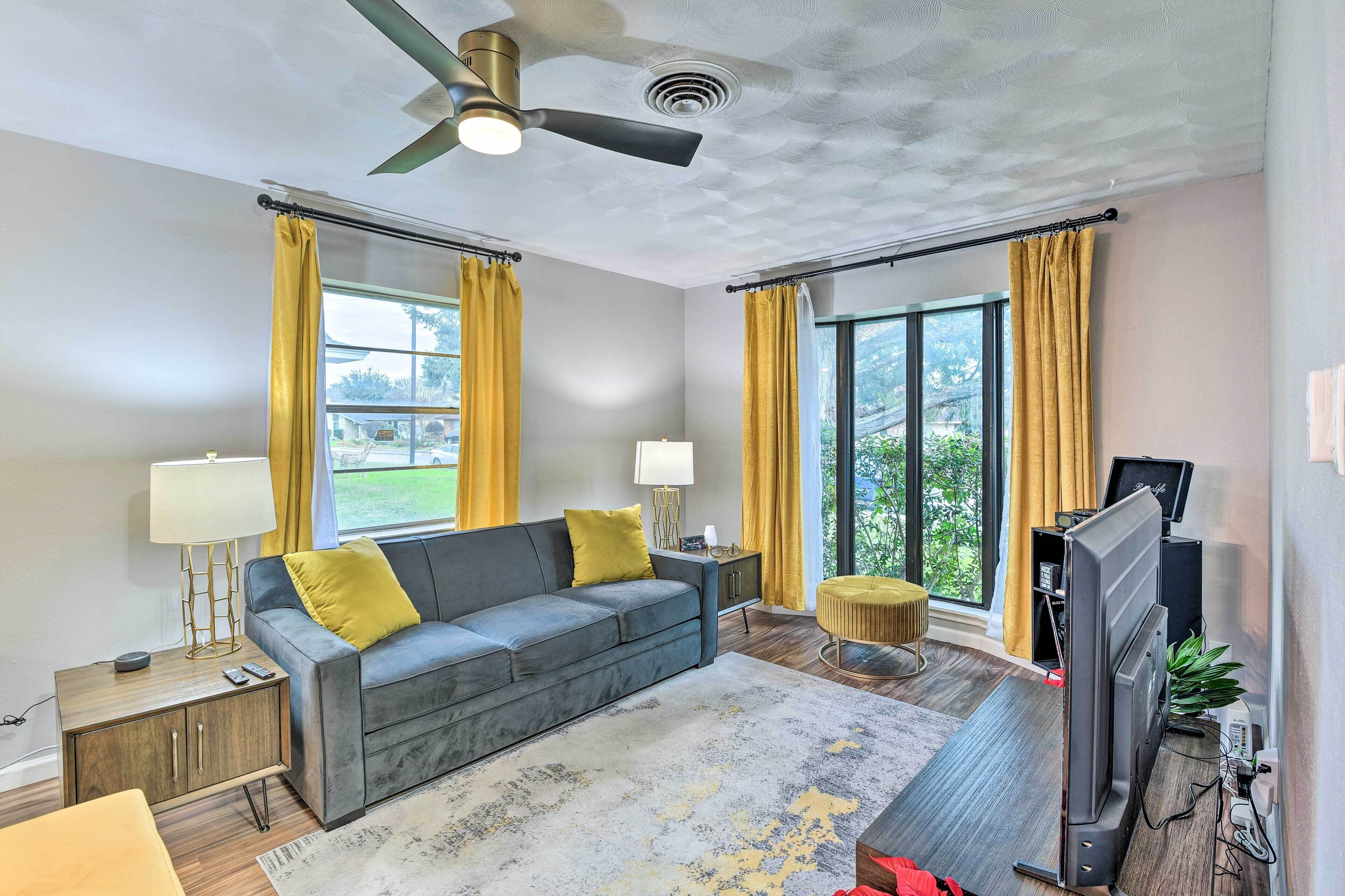 Chic Dallas Home ~ 9 Mi to Downtown