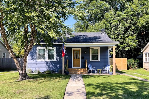 Central Cottage w/ Grill, 1 Mi to Cajun Field