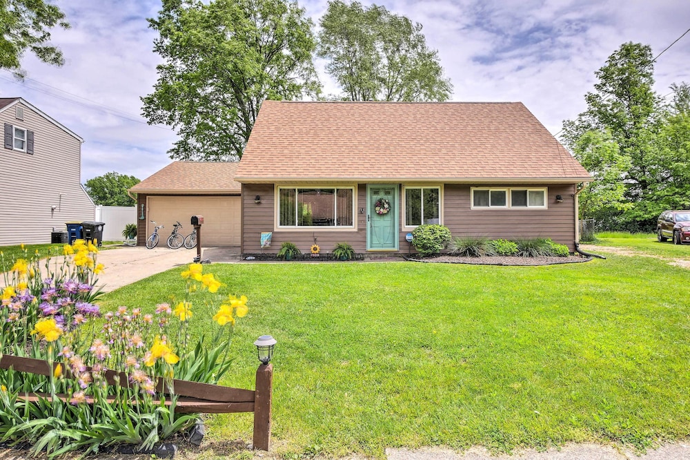 Ashtabula Home Near Walnut Beach + Eateries!