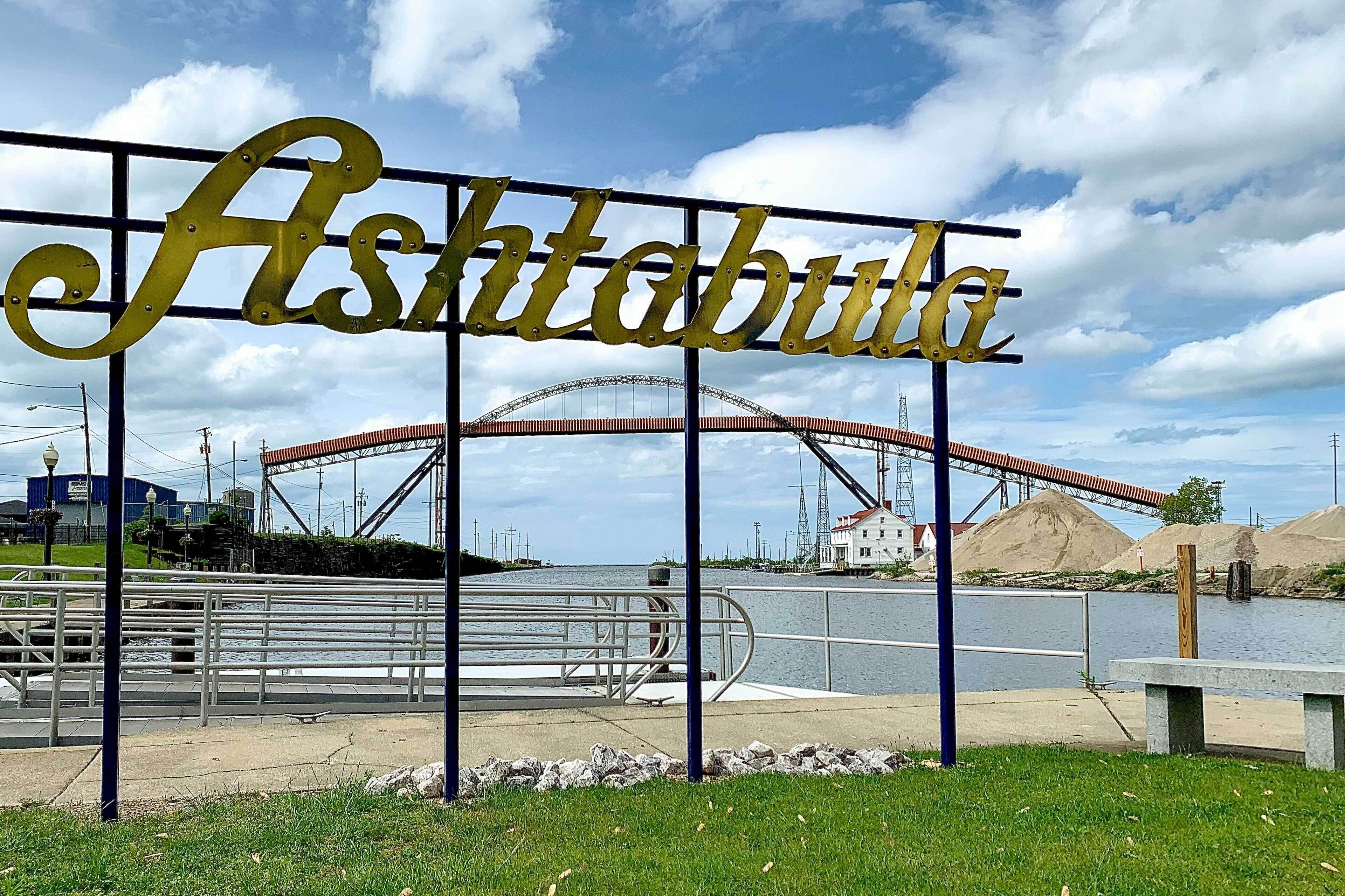 Ashtabula Home Near Walnut Beach + Eateries!