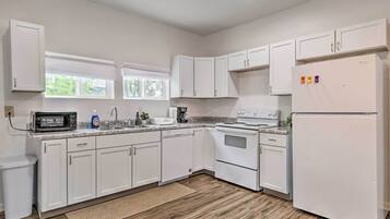 House (3 Bedrooms) | Private kitchen | Microwave, dishwasher