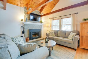 House (2 Bedrooms) | Interior - Cozy Tuftonboro Home w/ Deck - Walk to Beaches! (Tuftonboro)