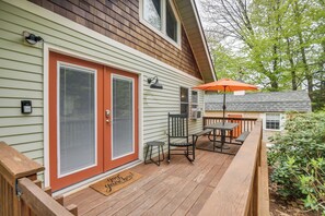 House (2 Bedrooms) | Interior - Cozy Tuftonboro Home w/ Deck - Walk to Beaches! (Tuftonboro)