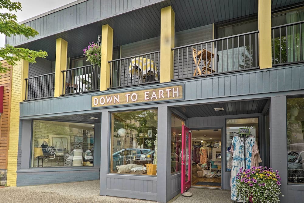 Cute Grand Haven Apartment: Walk Downtown Streets! - Grand Haven, MI