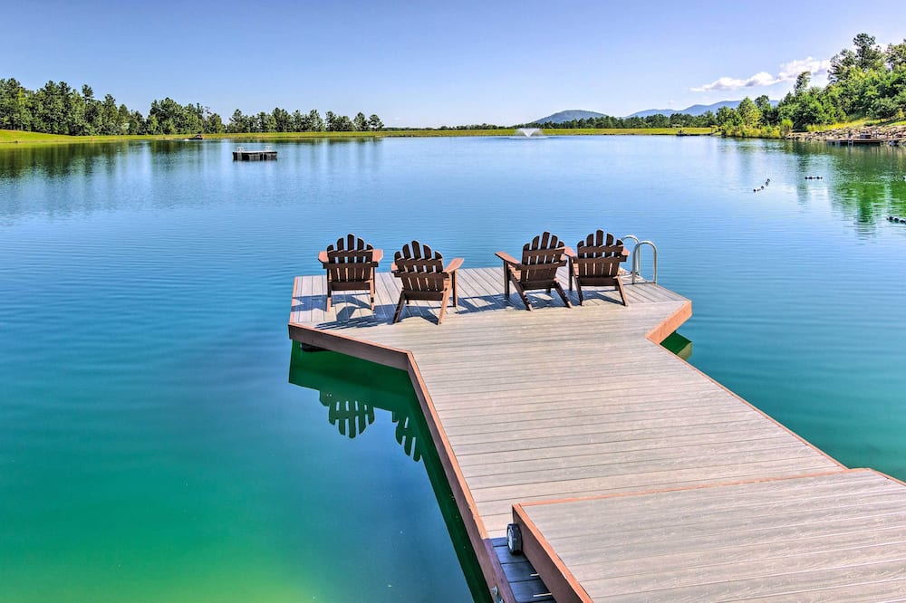 Blue Ridge Mountain Gem w/ Deck & Community Perks - Glen Alpine, NC