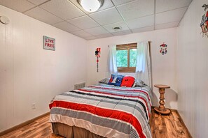 3 bedrooms, bed sheets - Cozy Arkdale Home w/ Fire Pit, Walk to Lake! (Arkdale)