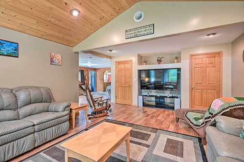 Cozy Arkdale Home w/ Fire Pit, Walk to Lake!