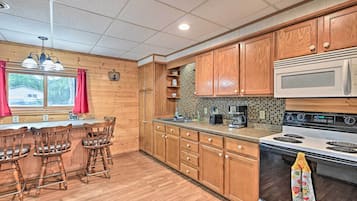 Microwave, oven, stovetop, cookware/dishes/utensils