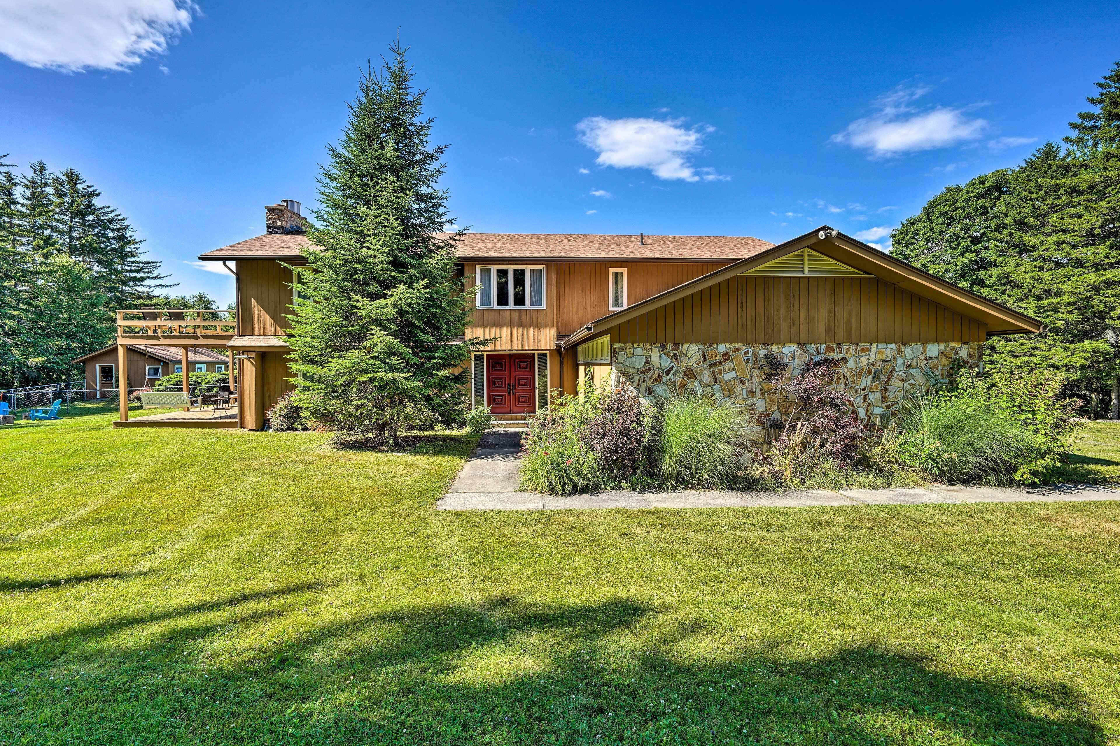 Family Winter Retreat w/ Hot Tub ~14 Mi to Slopes!