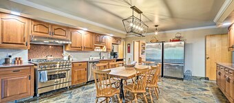 Family Winter Retreat w/ Hot Tub: 14 Mi to Slopes!