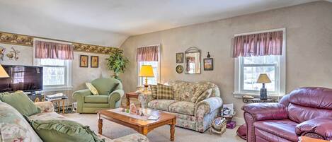 Cottage (2 Bedrooms) | Living area | TV