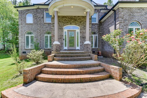 Luxe Mint Hill Vacation Home ~ 16 Mi to Charlotte!