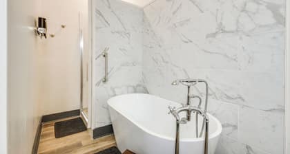 Modern Greenwood Studio < 1 Mi to Downtown!